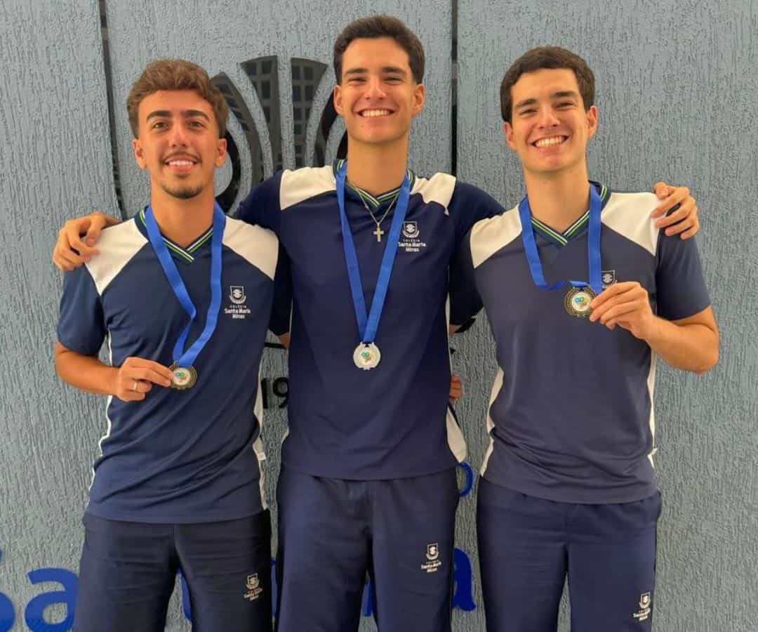 inserir aqui Os estudantes Lucas Romão Antunes, Rafael Romão Antunes e Márcio Gabriel Soares Gonçalves exibem suas medalhas conquistadas na Olimpíada Brasileira de Robótica (OBR).