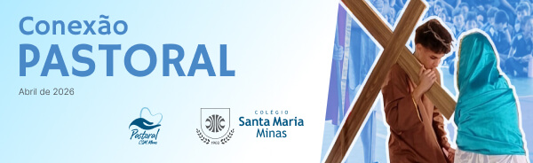 Banner com o título “Conexão Pastoral – abril de 2026”, acompanhado dos logos da Pastoral e do Colégio Santa Maria Minas, ao lado de dois alunos do Colégio representando Jesus e Maria numa encenação da Via-Sacra.