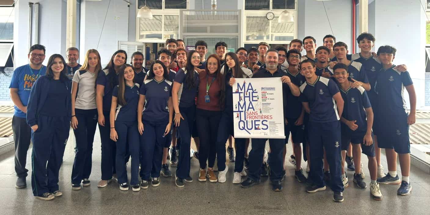 Estudantes medalhistas do Colégio Santa Maria Minas celebram convite para representar o Brasil na fase final da World Mathematics Invitational 2026, em Tóquio.