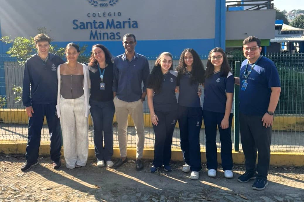 inserir aqui alunos da Rede de Colégios Santa Maria Minas posam para foto ao lado dos professores.