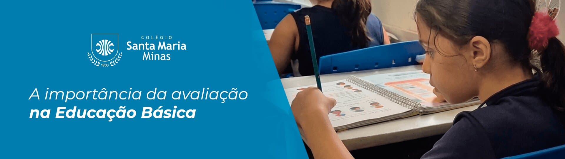 inserir aqui Banner azul com logo do Colégio Santa Maria Minas e título sobre avaliação na educação básica, com estudante escrevendo.