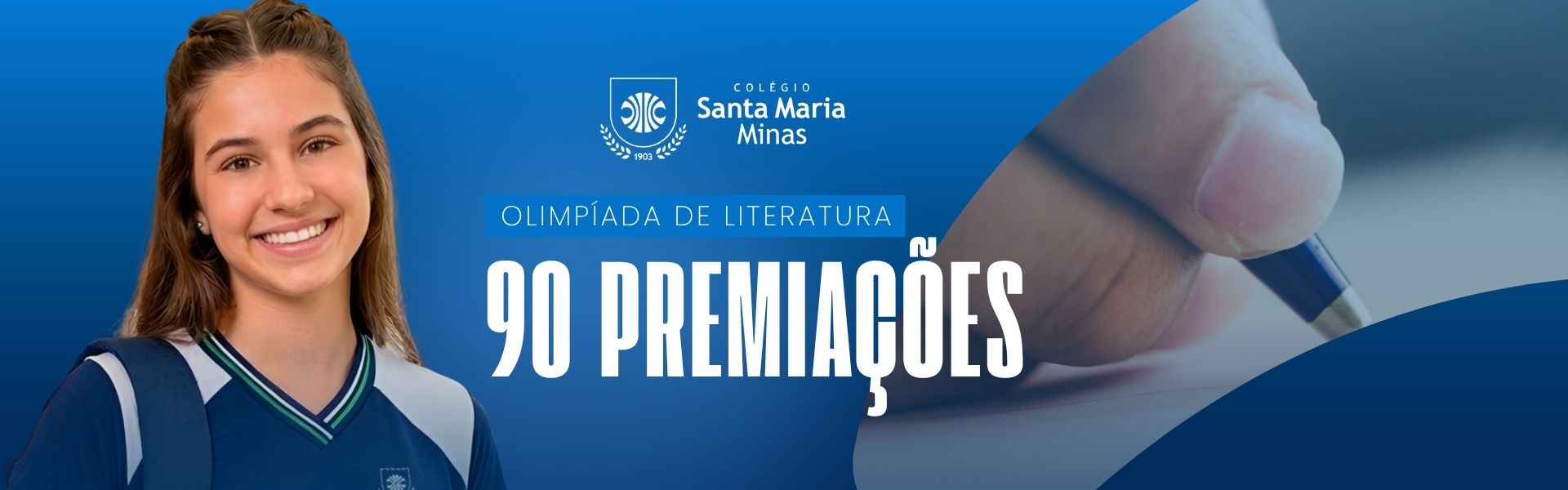 Aluna sorridente com mochila azul, logo do Colégio Santa Maria Minas, 'Olimpíada de Literatura: 90 Premiações', mão escrevendo ao fundo.