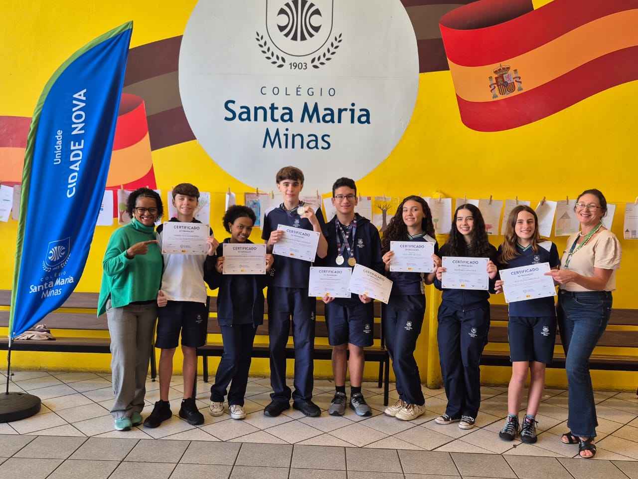 Alunos do Colégio Santa Maria Minas posam para foto, exibindo o certificado obtido na Olimpíada de Espanhol.
