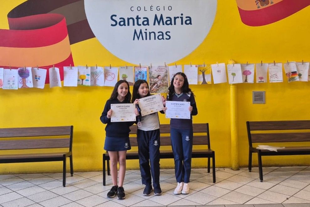 Alunos do Colégio Santa Maria Minas posam para foto, exibindo o certificado obtido na Olimpíada de Espanhol.