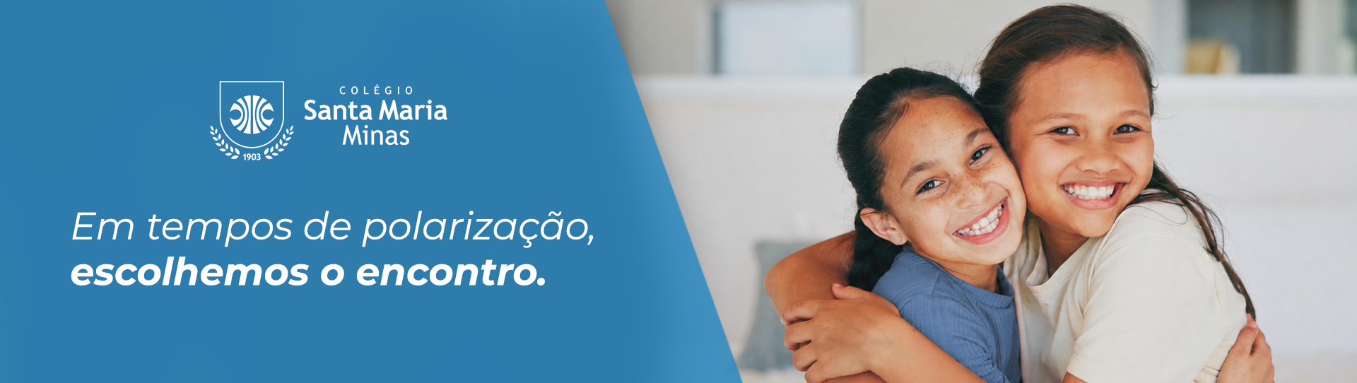Estudantes sorrindo e abraçadas representam a importância da educação para o diálogo, da convivência respeitosa e da construção de pontes em tempos de polarização e a logo do Colégio Santa Maria Minas